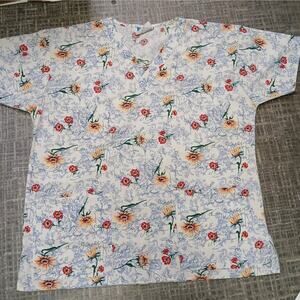 Crest Scrubs Scrub Top White Floral size Large pre-owned